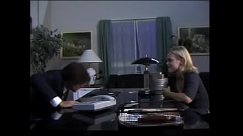 На кухне пожилая блондиночка в черном юбке лижет хуй племянника на камеру